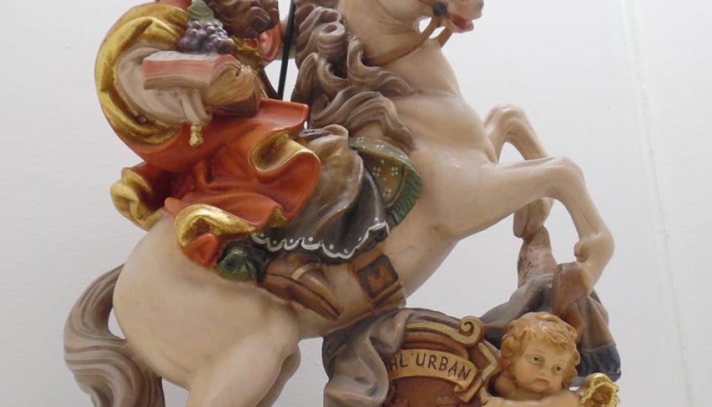 Geschnitzte Holzfigur Skulptur Heiliger Urban zu Pferd / Weinbau